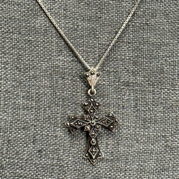 Beautiful Vintage 925 Silver & Marcasite Cross on a 925 box Chain - Picture 2 of 8